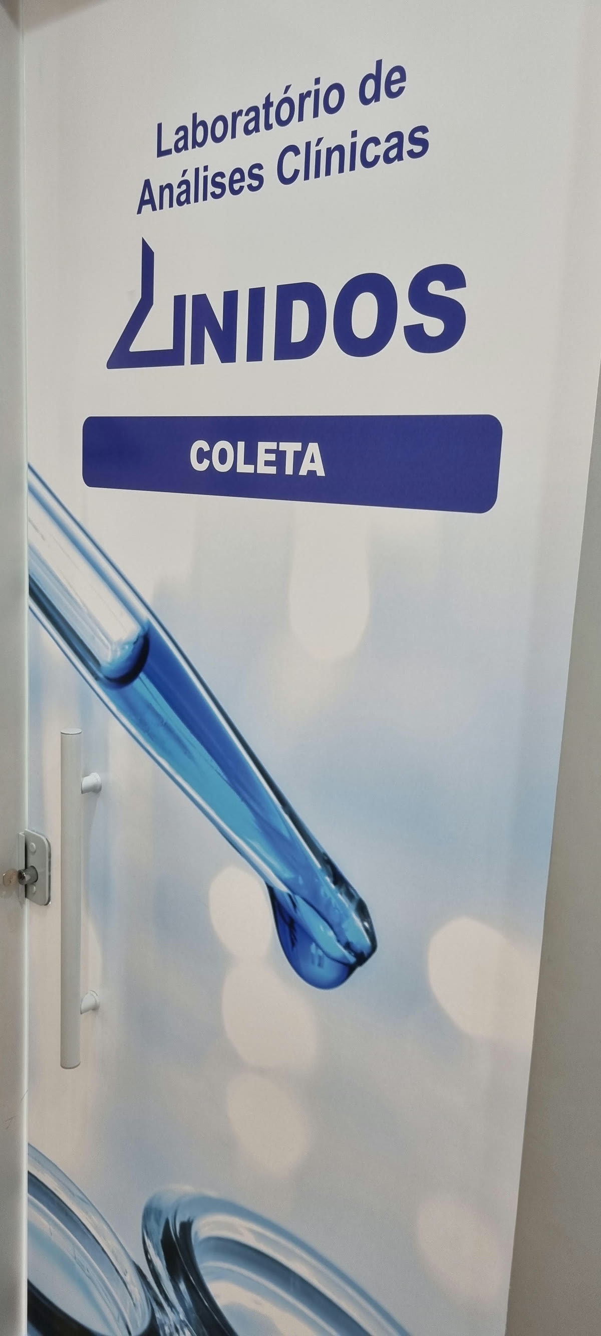 Porta do Posto de Coleta do Laboratório Unidos